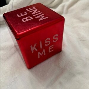 Red Metallic 'KISS ME' Decorative Cube